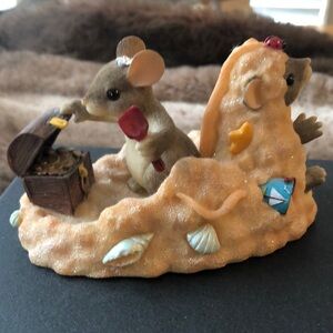 Charming tails Buried treasures figurine